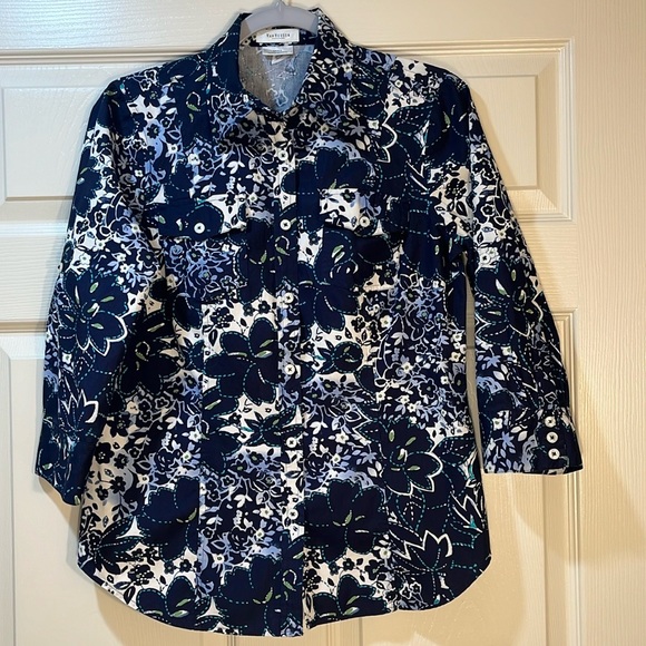 Van Heusen Tops - Van Heusen 100% Cotton 3/4 Sleeve Top with Adjustment Sleeve Multicolored Print